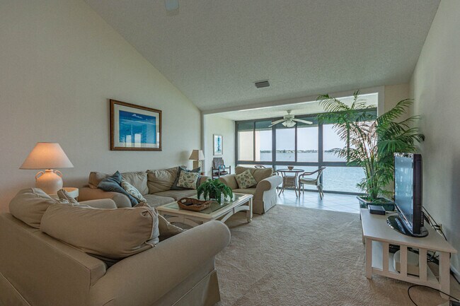 Building Photo - 1840 Tarpon Ln