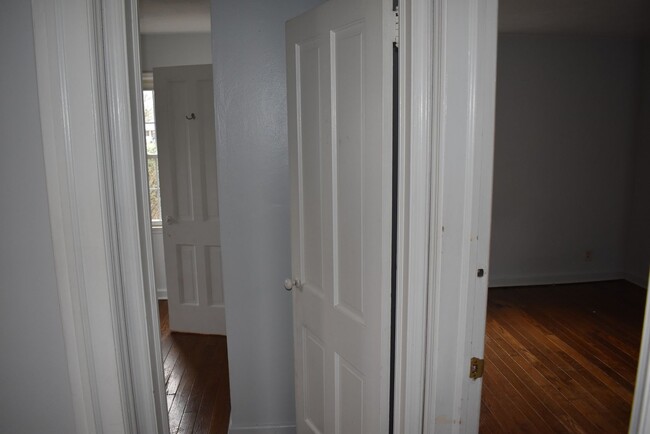 Building Photo - Charming 2 Bed, 1 Bath Gem: Your Dream Hom...