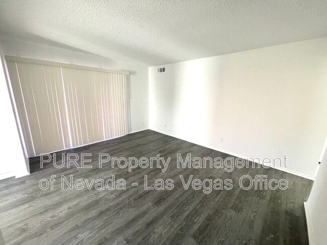 Building Photo - 1405 E Vegas Valley Dr