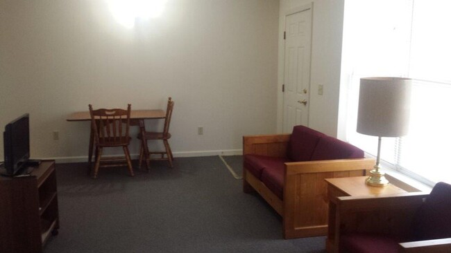 Building Photo - College Court One-Bedroom - Sublet Availab...