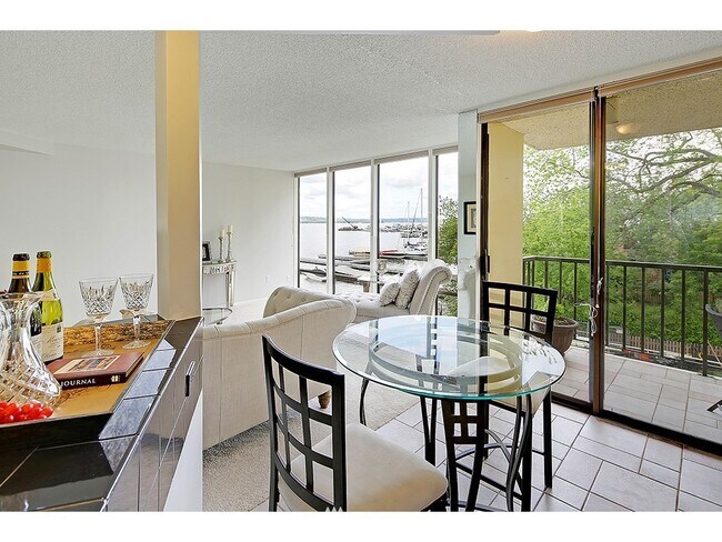 Foto del edificio - 4561 Lake Washington Blvd NE