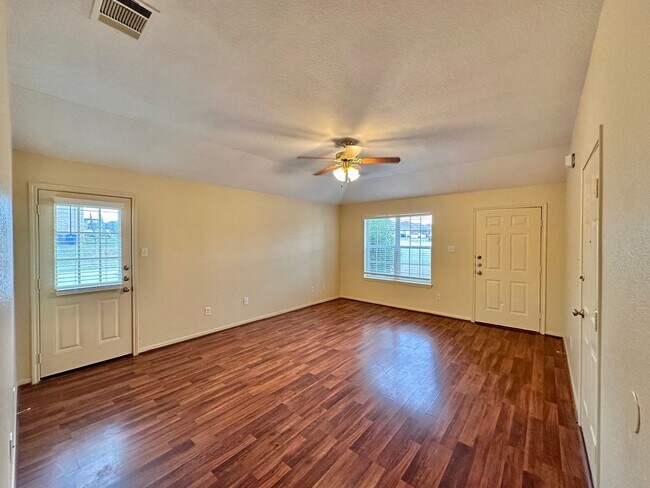 Foto del edificio - 4111 Primrose Dr