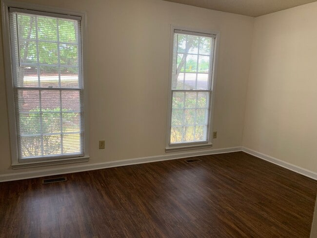Foto del edificio - 2401 Sawmill Rd
