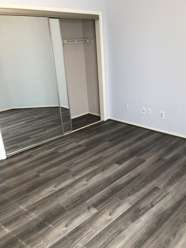 Building Photo - 921 Marine Dr