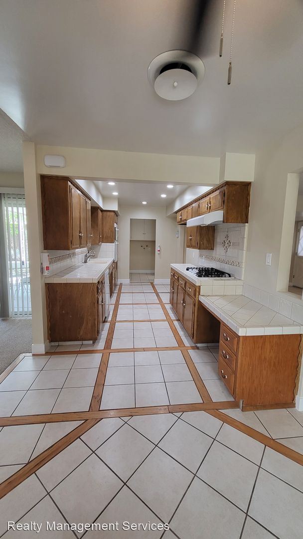 Building Photo - 3 br, 1.5 bath House - 6109 Hartman Ave