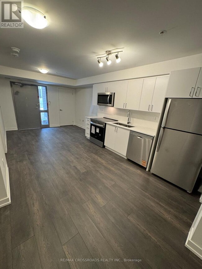 Photo du bâtiment - 1680 Victoria Park Ave