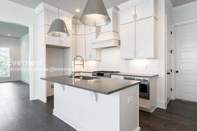 Foto del edificio - 3 Bed/3.5 Bath Home with Fenced Yard & Garage / Coming Soon!