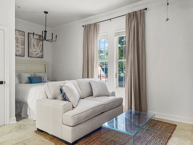 Foto del edificio - 50% off first months rent.  Fully furnishe...