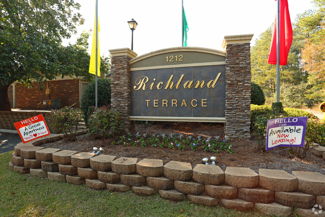 ENTRADA A LA OFICINA - Richland Terrace Apartments