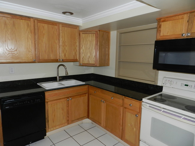 Large kitchen - 851 Three Islands Blvd