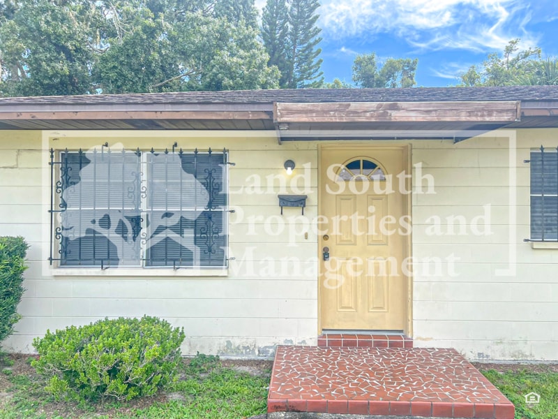 Primary Photo - 318 Ariana St