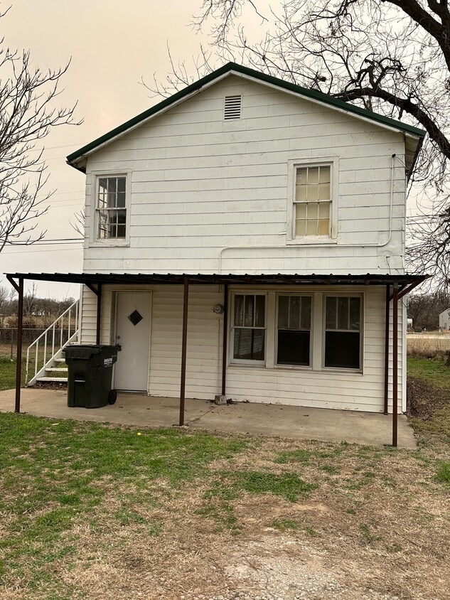 323 NW 3rd St, Perkins, OK 74059 House Rental in Perkins, OK