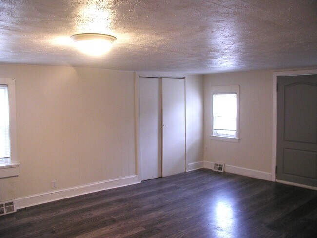 Building Photo - Three Bedroom - One Bath