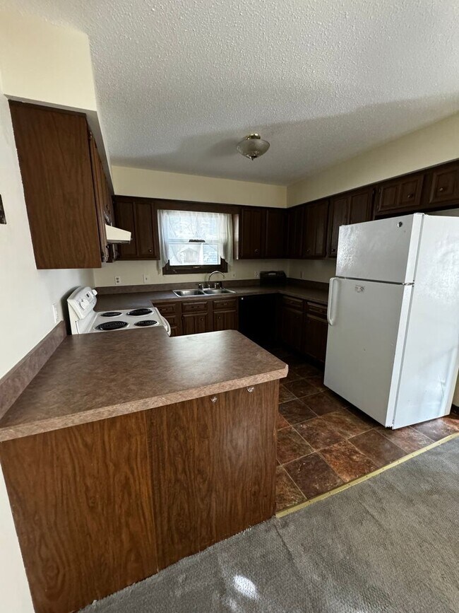 Foto del edificio - Spacious 4 Bedroom Home for Rent
