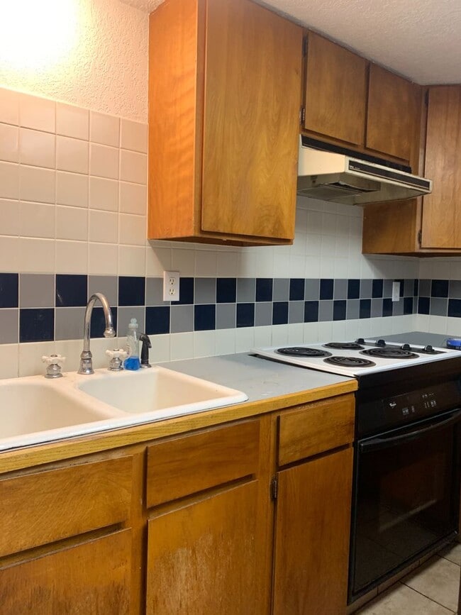 Building Photo - Country living