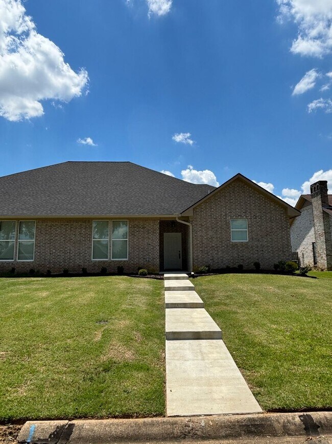 Building Photo - 13 Fernwood Dr