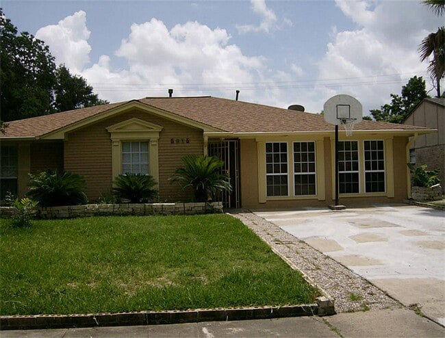 Foto del edificio - 5815 Farwell Dr