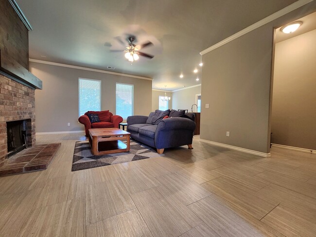 Building Photo - 2308 Paraiso Way