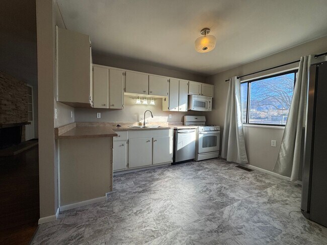 Building Photo - Spacious NE Heights Home