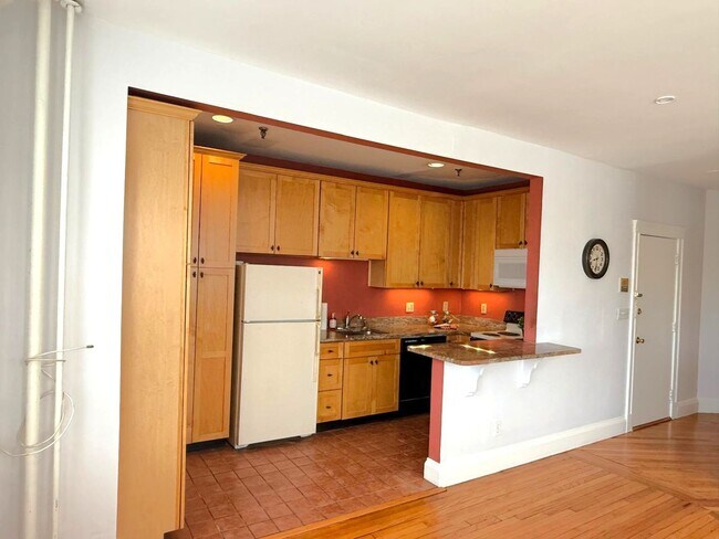 Foto del edificio - 2 Bedroom sunny second-floor corner unit a...
