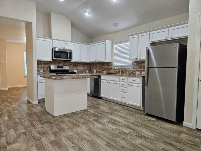 Building Photo - 2115 Summit Meadow Dr