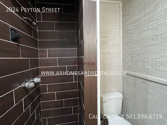 Building Photo - 2024 Peyton St