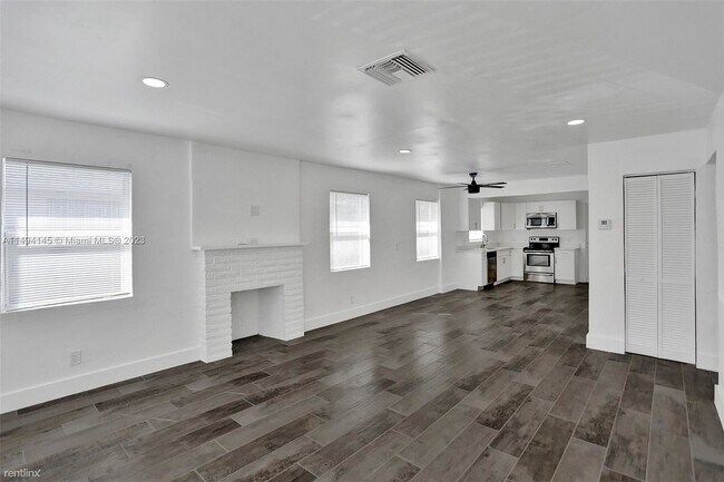 Foto del edificio - 3 br, 2 bath House - 242 SW 9th St # 1