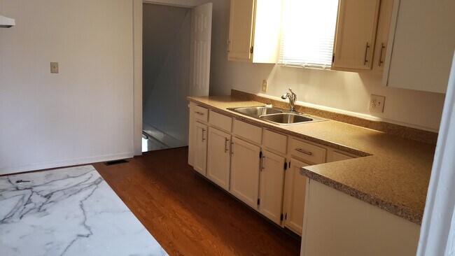 Building Photo - 445 S Terrace Ave