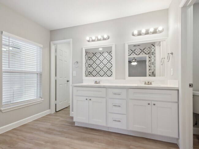 Foto del edificio - 1127 Cascade Creek Dr