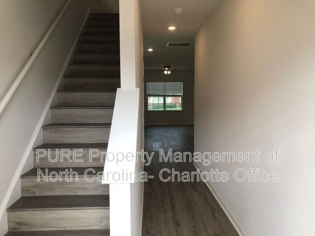 Building Photo - 5517 Carrington Ct