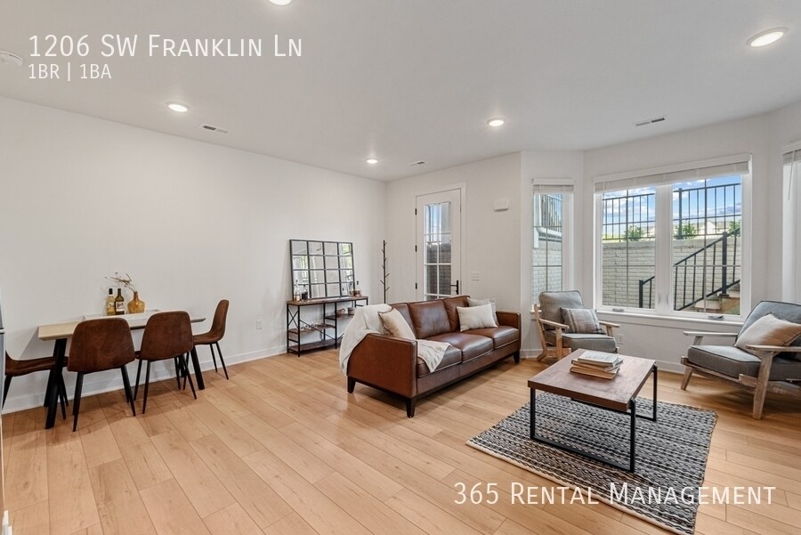 Foto principal - 1206 SW Franklin Ct