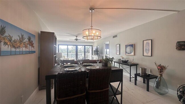 Foto del edificio - 1401 N Riverside Dr