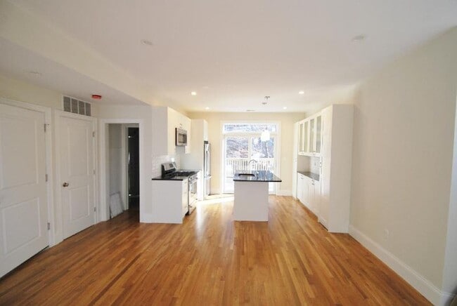 Building Photo - HOT MISSION HILL LISTING!!!!