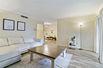 Building Photo - 7707 Meadow Park Dr