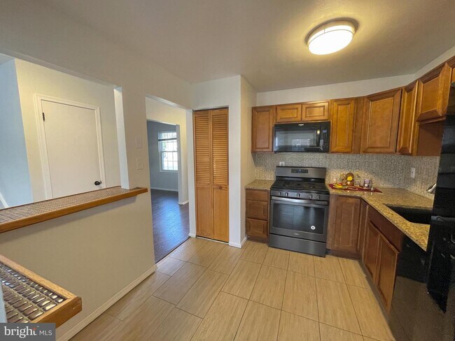 Building Photo - 7 N Hill Dr