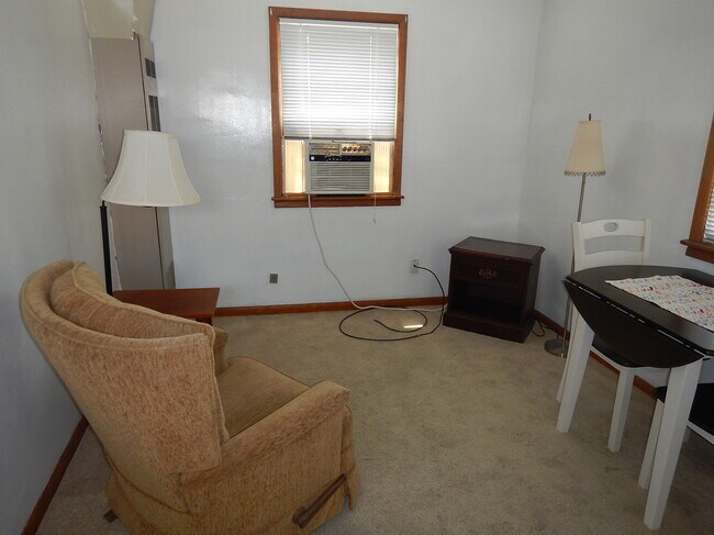 Building Photo - 111 N Silber Ave