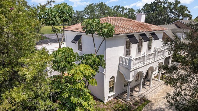 Foto del edificio - Stunning estate, with luxury upgrades, bac...