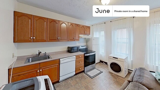 Building Photo - Private bedroom in 3 bed/1 bath Home