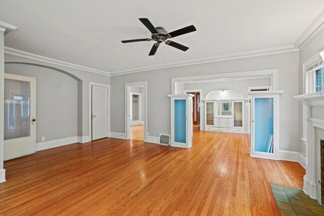 Foto del edificio - Rare 2 bedroom Lower