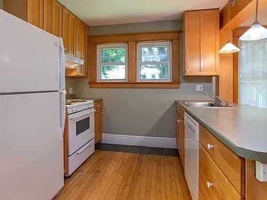 Building Photo - 95 School St