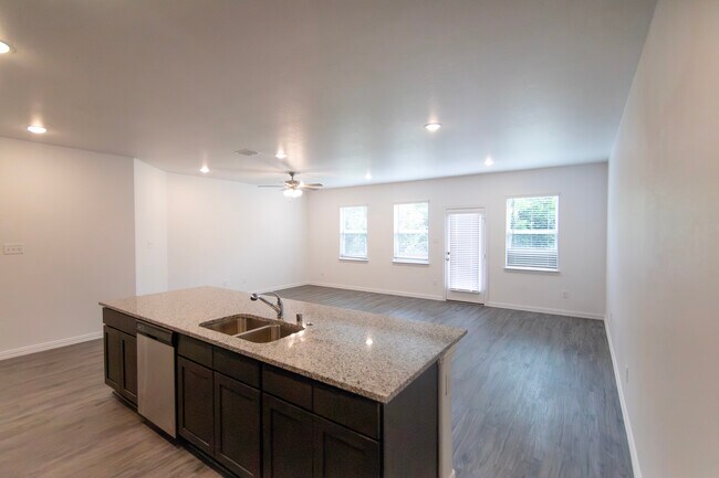 Foto del edificio - 4536 Turnbull Dr