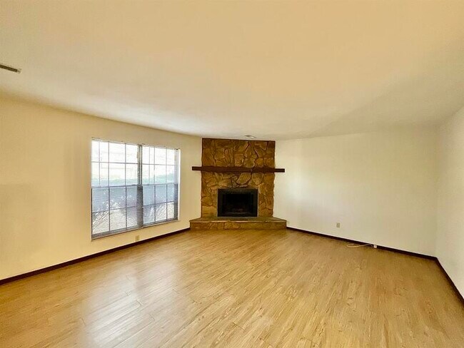 Building Photo - 703 Shabin Dr