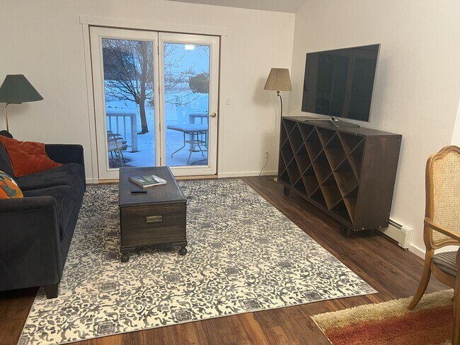 Una sala de estar con televisión - 1005 Woodland Dr