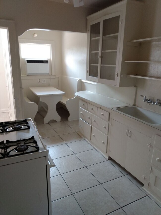 Foto del edificio - 1 Bedroom, 1 Bath Duplex in Hanford