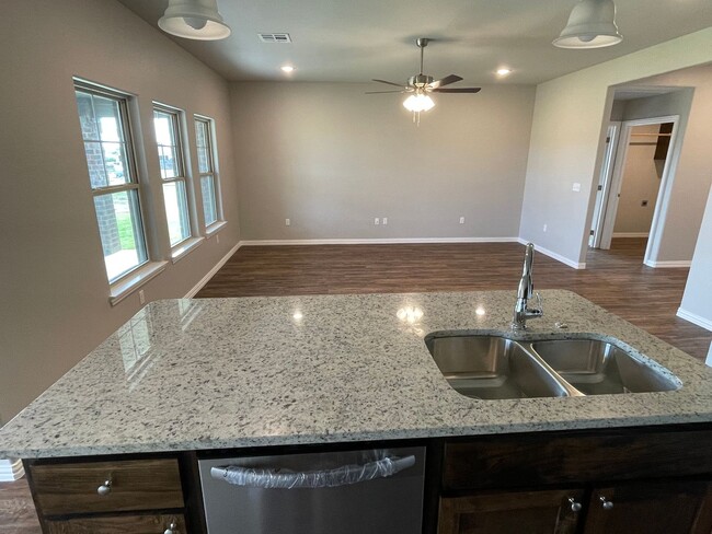 Building Photo - Beautiful 3 bedroom 2 Bath Home Close to Lake Durant