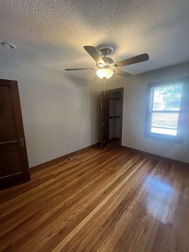 Building Photo - 4005 Kenwood