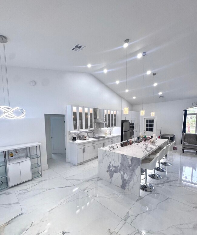 Foto del edificio - 14618 Temple Blvd