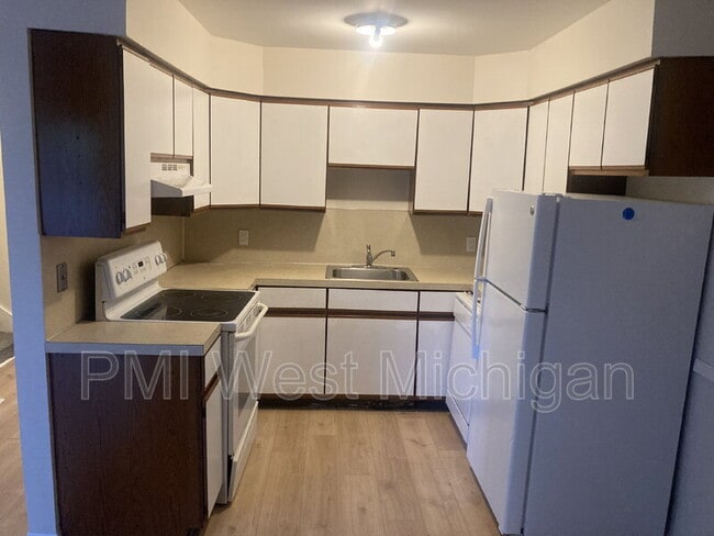 Building Photo - 6043 In the Pines Dr SE