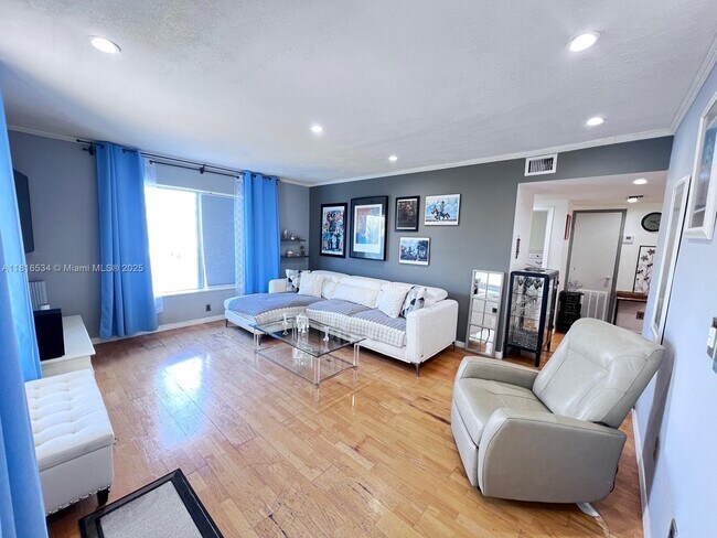 Foto del edificio - 8420 Byron Ave