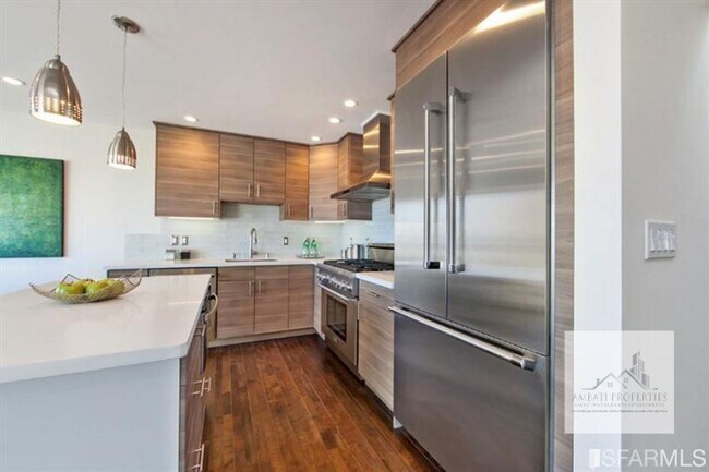 Foto del edificio - Bernal Heights Oasis: Stunning Renovated View Home with Modern Chic Open House Sunday 1/18 2-4